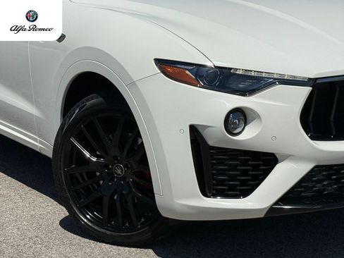 Used 2021 Maserati Levante AWD/4WD image 6