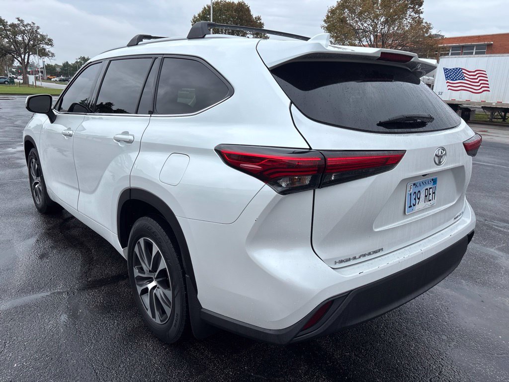 Used 2022 Toyota Highlander XLE AWD/4WD image 5