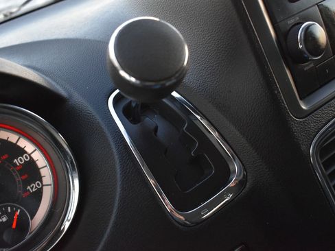 Used 2016 Dodge Grand Caravan SXT image 31