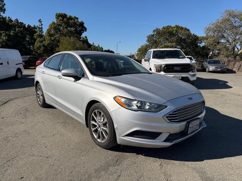 Used 2017 Ford Fusion SE w/ Fusion SE Technology Package FWD image 7