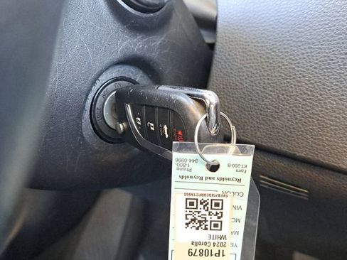 Used 2024 Toyota Corolla LE image 27