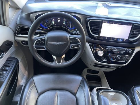 Used 2023 Chrysler Pacifica Touring-L FWD image 22