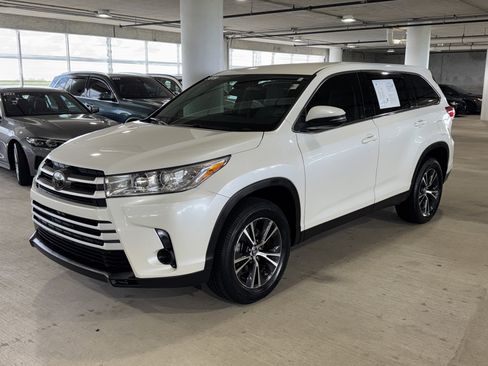 Used 2019 Toyota Highlander LE FWD image 4