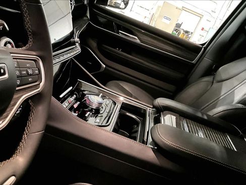 Used 2022 Jeep Wagoneer Series III w/ Premium Group I AWD/4WD image 16