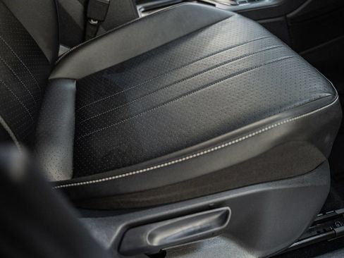 Used 2022 Volkswagen Tiguan SE w/ Panoramic Sunroof Package FWD image 37