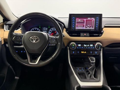 Used 2021 Toyota RAV4 XLE Premium image 12