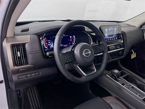 New 2025 Nissan Pathfinder Platinum image 7