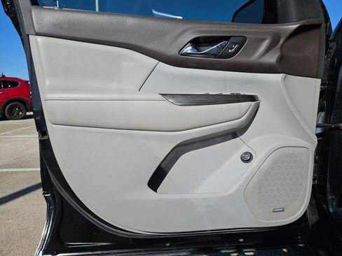 Used 2017 GMC Acadia SLT image 11