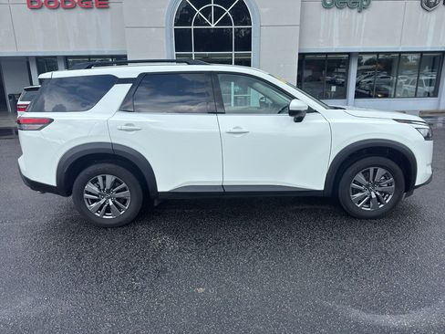 Used 2024 Nissan Pathfinder SV FWD image 2