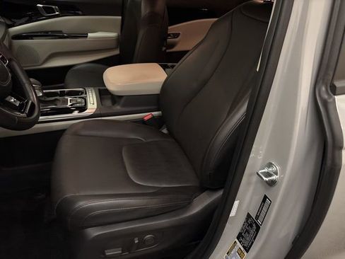 Certified 2024 Kia Carnival EX image 10