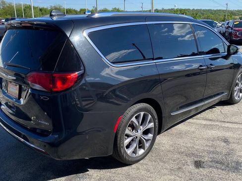 Used 2019 Chrysler Pacifica Limited w/ Tire & Wheel Group FWD image 5
