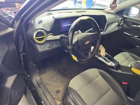 Used 2025 Chevrolet Trax LT FWD image 5