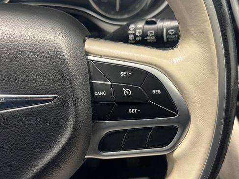 Used 2019 Chrysler Pacifica Limited image 25