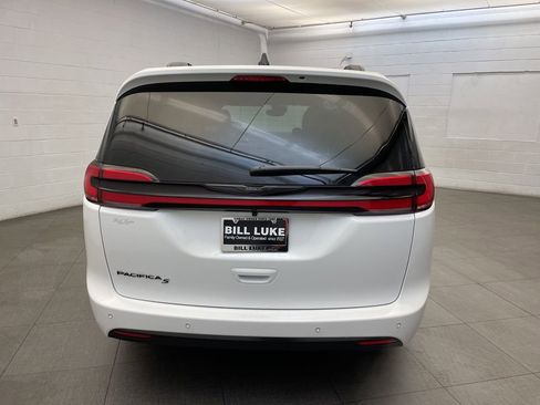 New 2026 Chrysler Pacifica Select image 4