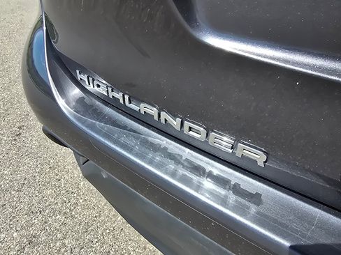 Used 2021 Toyota Highlander XLE image 10