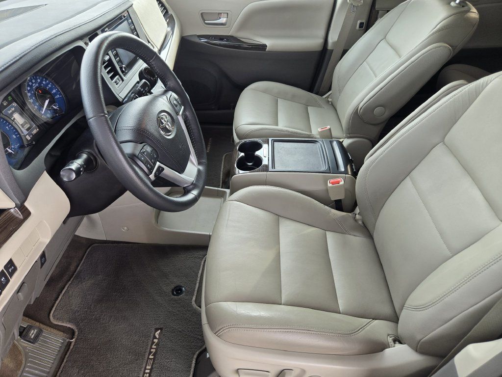 Used 2018 Toyota Sienna XLE w/ XLE Navigation Package FWD image 13