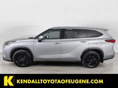 Used 2022 Toyota Highlander XLE AWD/4WD image 2
