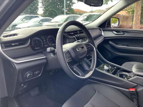 Used 2023 Jeep Grand Cherokee L Laredo image 14