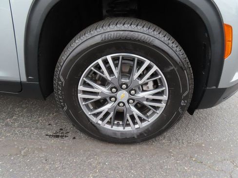 Used 2025 Chevrolet Traverse LT image 9