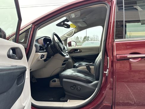Used 2019 Chrysler Pacifica Touring-L image 9