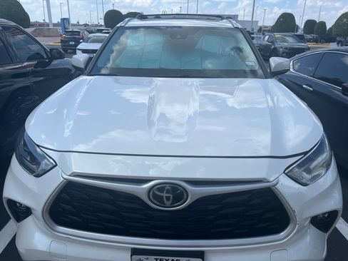 Used 2021 Toyota Highlander XLE FWD image 2