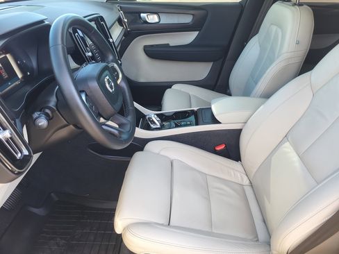 Certified 2023 Volvo XC40 B5 Plus w/ Protection Package Premier image 10