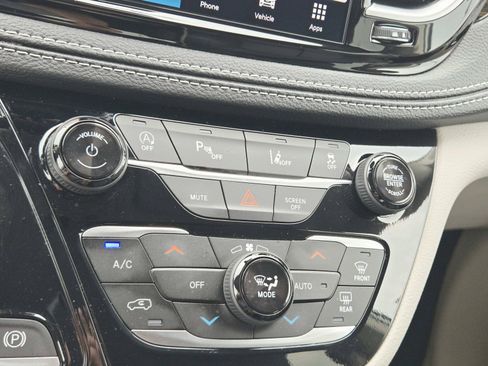 Used 2024 Chrysler Pacifica Limited FWD image 33
