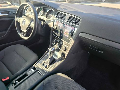 Used 2018 Volkswagen e-Golf SE w/ DC Fast Charging Package image 12