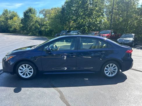 Used 2021 Toyota Corolla LE w/ LE Convenience Package FWD image 4
