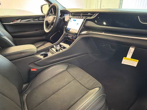 Used 2023 Jeep Grand Cherokee Trailhawk image 37