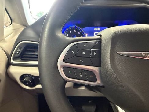 Used 2023 Chrysler Pacifica Touring-L FWD image 23