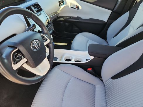 Used 2018 Toyota Prius Three image 7