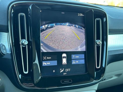 Used 2020 Volvo XC40 T4 Momentum w/ Premium Package image 30