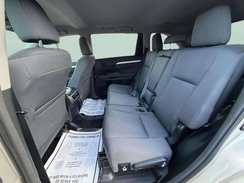 Used 2015 Toyota Highlander LE AWD/4WD image 20