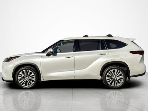 Used 2023 Toyota Highlander Platinum image 2