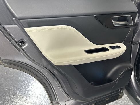 Used 2018 Jaguar F-PACE Prestige image 33