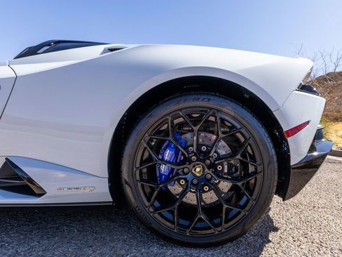 Used 2022 Lamborghini Huracan EVO image 12