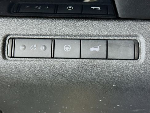 Used 2025 Nissan Pathfinder SV FWD image 17