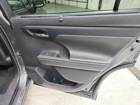 Used 2022 Toyota Highlander XLE image 40