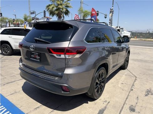 Used 2019 Toyota Highlander SE FWD image 6