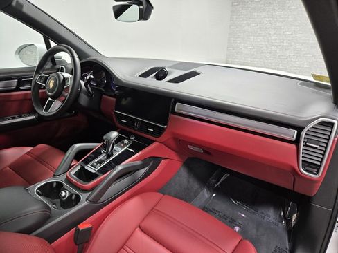 Used 2022 Porsche Cayenne Platinum Edition image 51