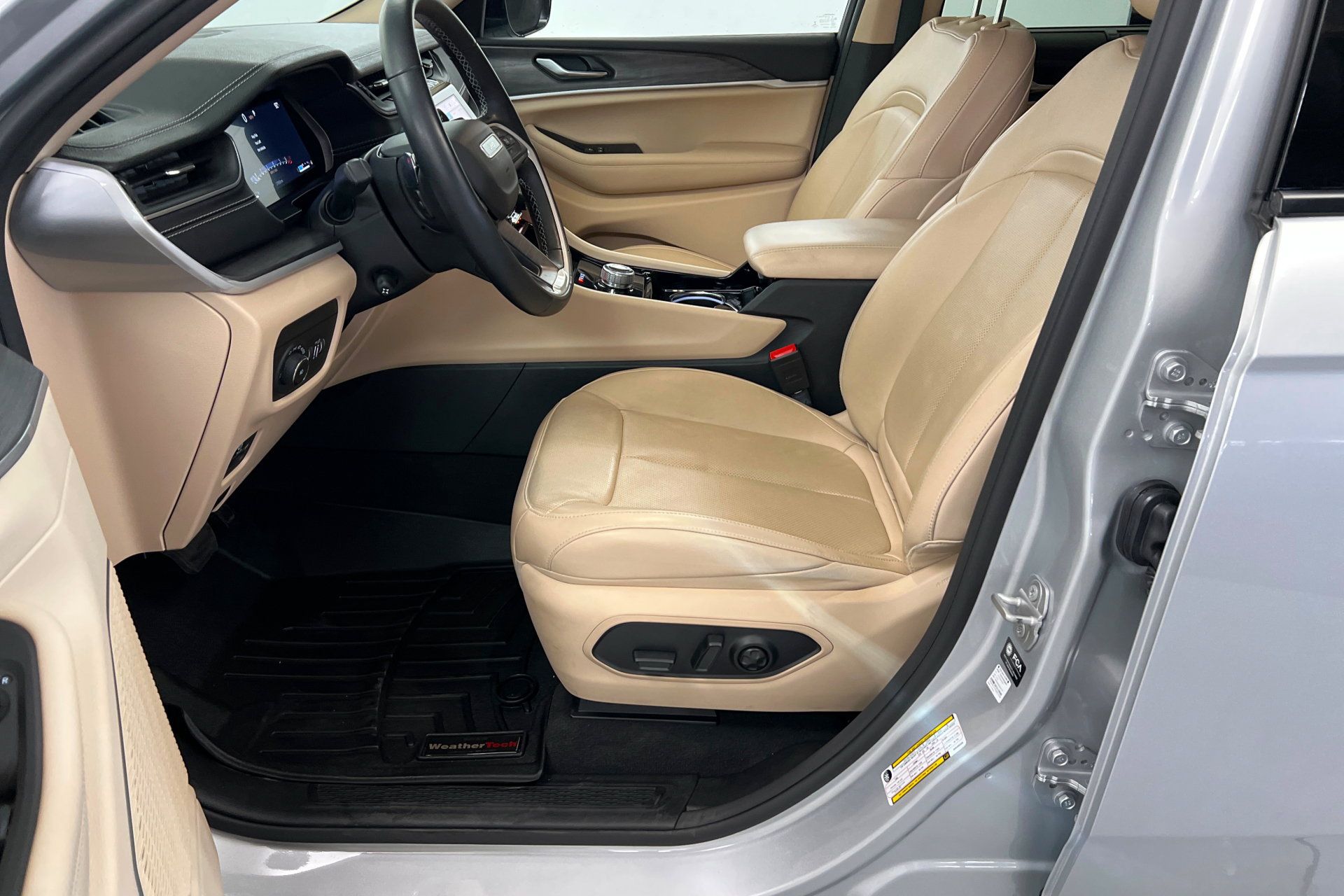 Used 2022 Jeep Grand Cherokee Limited w/ Luxury Tech Group II AWD/4WD image 19