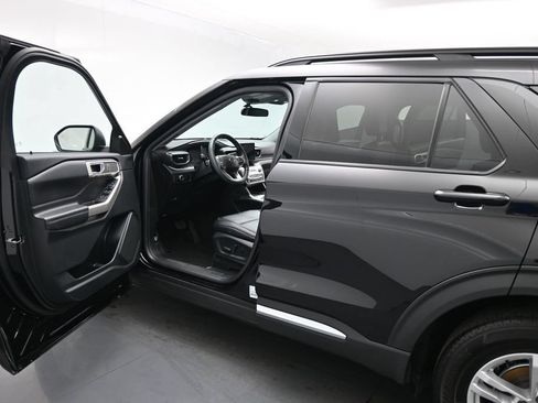 Certified 2023 Ford Explorer XLT w/ Equipment Group 202A RWD image 9