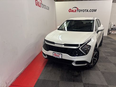 Used 2023 Kia Sportage EX image 3