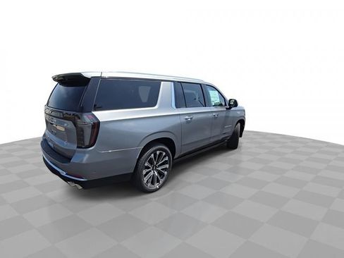 New 2025 Chevrolet Suburban High Country AWD/4WD image 8
