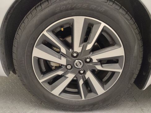 Used 2021 Nissan Versa SV FWD image 31
