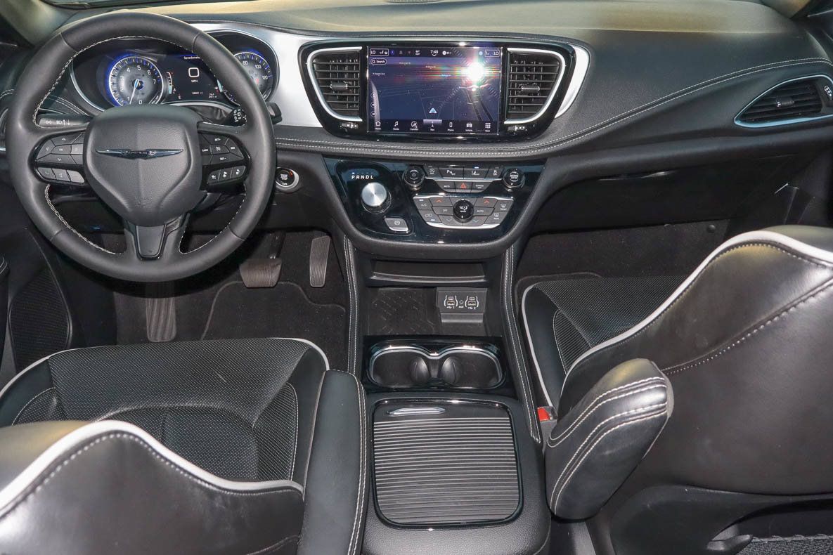 Used 2025 Chrysler Pacifica Limited FWD image 10
