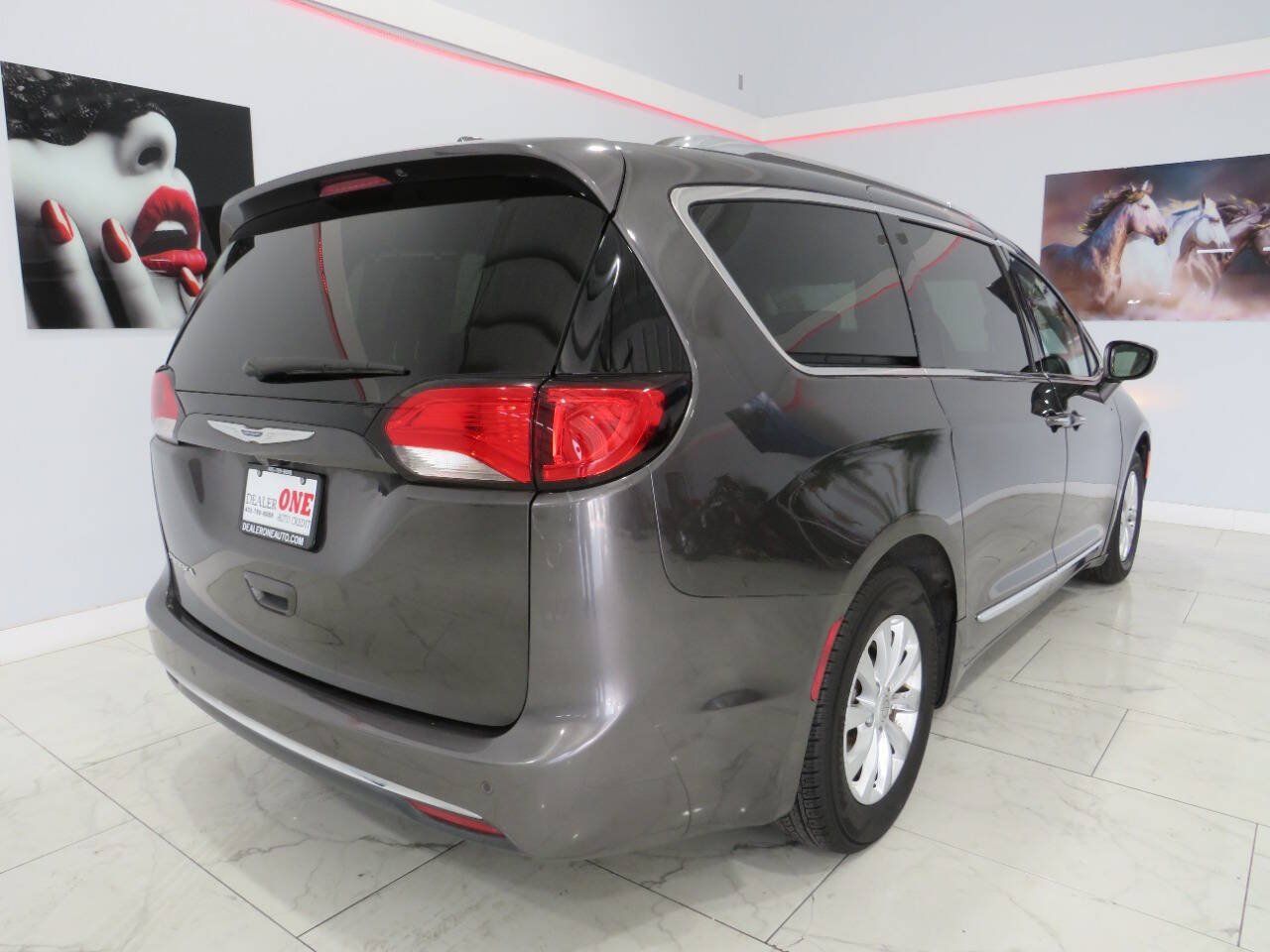 Used 2019 Chrysler Pacifica Touring-L FWD image 4