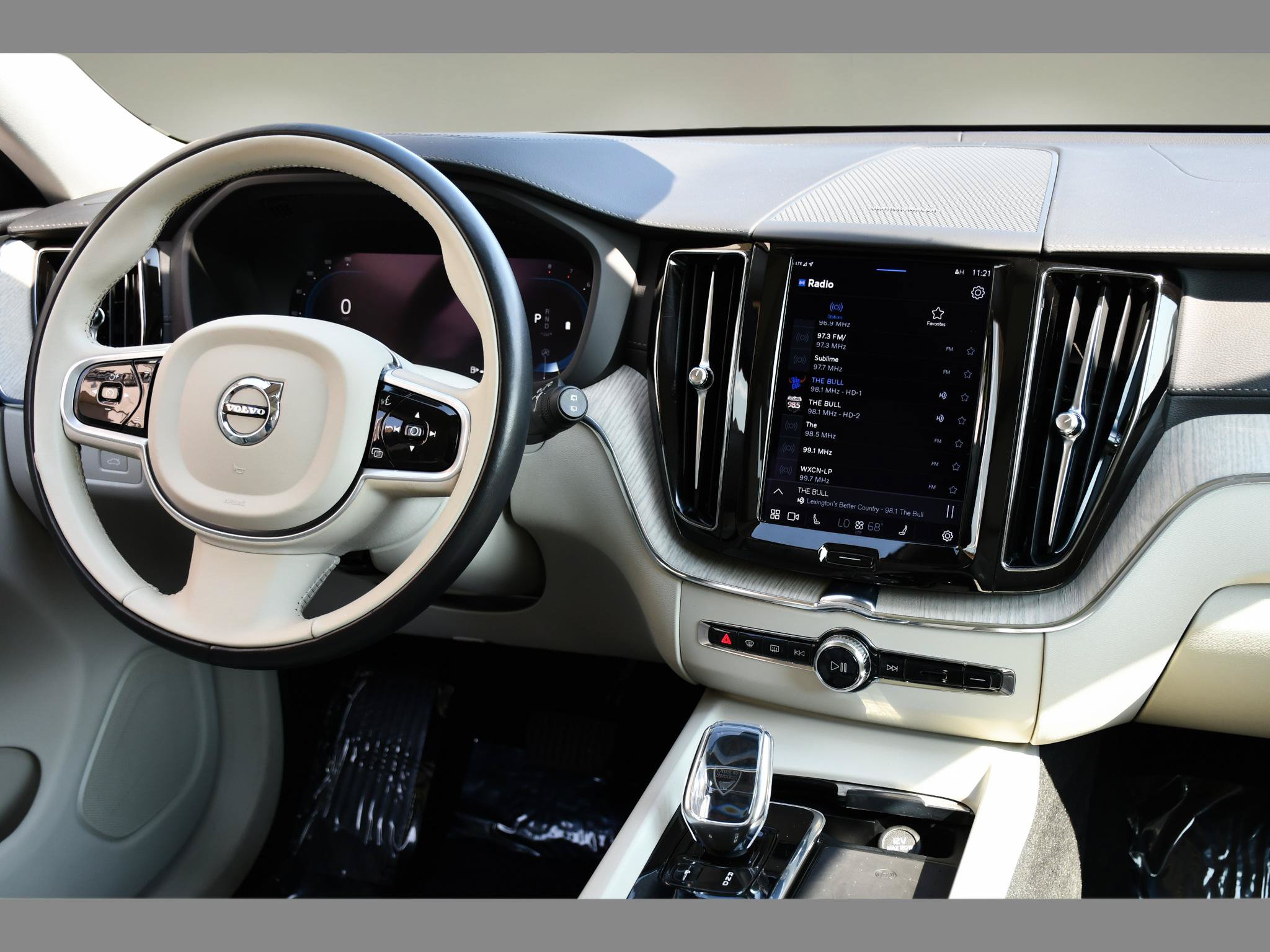 Used 2022 Volvo XC60 B5 Inscription w/ Protection Package FWD image 18
