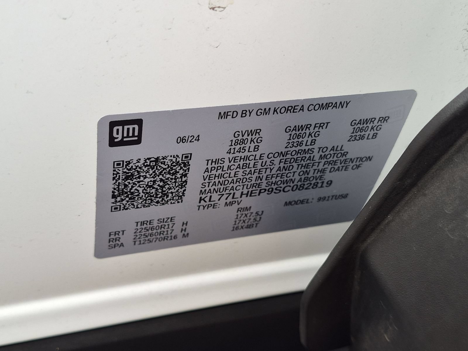 Used 2025 Chevrolet Trax LT w/ LPO, Blackout Package FWD image 30
